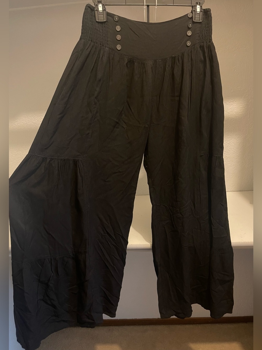 Black Wide Leg Pull On Cropped pants 
Large Lagenlook Coastal Pockets Baggy boho